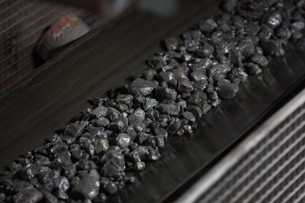 Lời nguyền tài nguyên: Bi kịch của các quốc gia có nền quản trị yếu kém